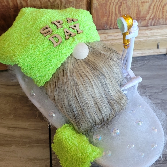 Gnome in tub - Picture 2 of 3